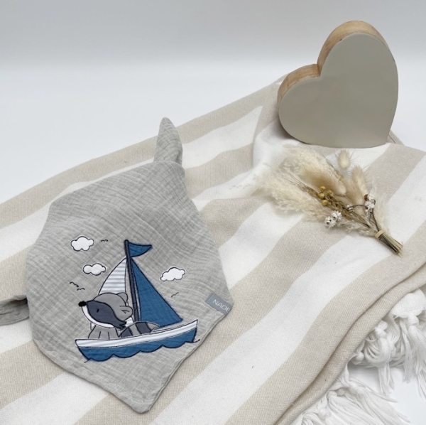 Halstuch "Waschbär mit Segelboot"